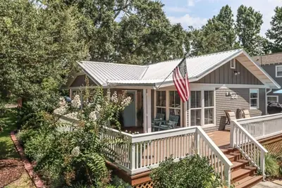Image de Beach view cottage, 700 ft to the beach and 5 minute drive to downtown!