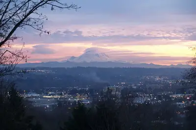 Image de Helicopter House - Rare tree belt location -180* view of Kent Valley & Mt Rainer