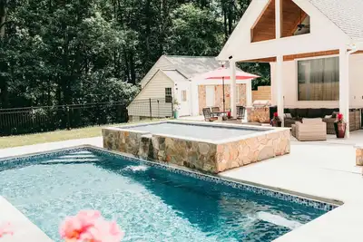 Image de Oasis Pool Open Year Round Private Fire Pit Modern Views