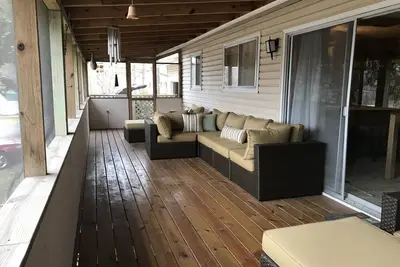 Image de House overlooks Lake Sequoyah with public access to the lake and close to Beach