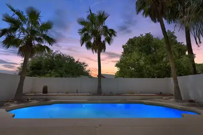 Image de ✈︎All New Tropical Smart Home w/ ✦Pool ✦Grill✦82\"Tv