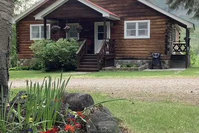 Image de Grandma’s Cabin, West Glacier riverfront kid/pet friendly, 1 mile from Glacier!