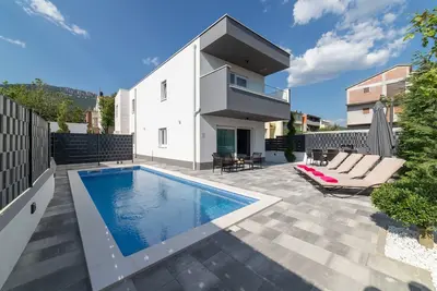 Image de New luxury modern four-bedroom villa with pool