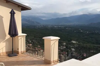 Image de Luxury 4-Bed Hillside Retreat in Roccacasale