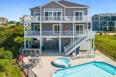 Image de Located on the Marsh | Private Pool & Spa