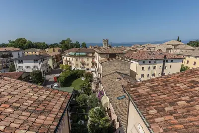 Image de Appartement \"Borgo Deluxe\" dans le centre de Bardolino avec Wi-Fi, climatisation et balcon