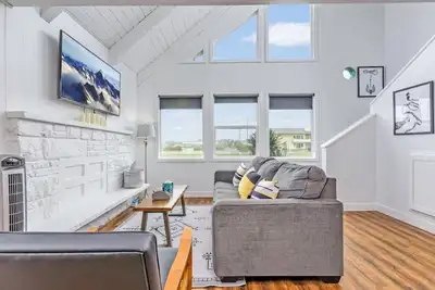 Image de Ocean Shores cozy chalet located within steps from the beach