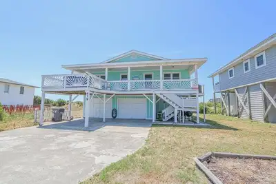 Image de Salty Paradise - Oceanfront Home Close to Pier