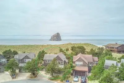Image de 3 Bedroom Shorepine Home Near Beach Access with Bonus Room, Dog Friendly!