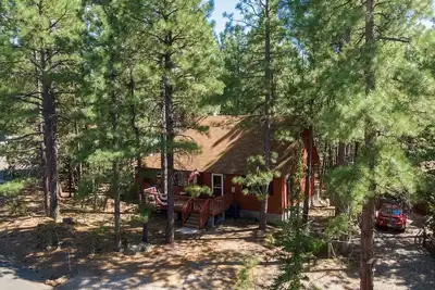 Image de Perfect location for all your high-country adventures. Two blocks to trailhead!