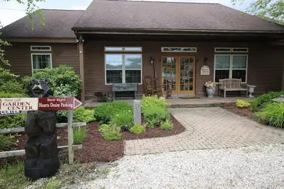 Image de Hearts Desire is a furnished whole house in a small, colorful garden center.