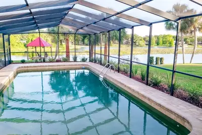 Image de Lake Front, Pool Home with Boat Dock