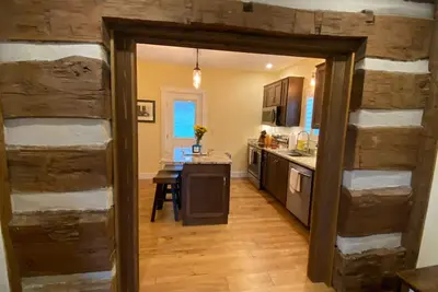 Image de Small town atmosphere near local and large city attractions. Original Log wall.
