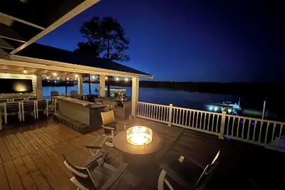 Image de Dockside Paradise! - Kayaks, Hot Tub & Private Dock–Minutes from Beaches & Dining