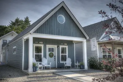 Image de Cozy Nautical Cottage ~ 2bd/ Sleeps 6 / 1 Mi to Lake/ Free Shuttle / Video Tour