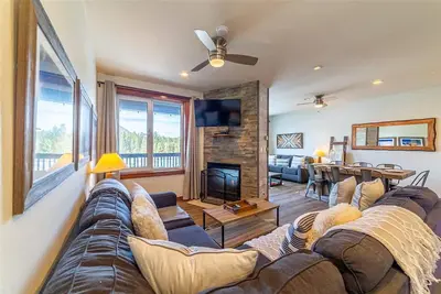 Image de Luxury 2 Bdrm&Den & 2 Cars Penthouse at Juniper Springs Lodge