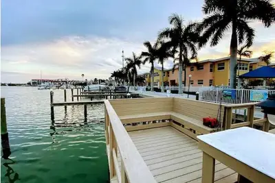 Image de Beach Condo With Game Room! Steps From Indian Shores Beach, Pool. 2bd, sleep 6.