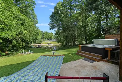 Image de Skippin' Stones by SoCharm | Peaceful Lake Norman Getaway w Hot Tub!