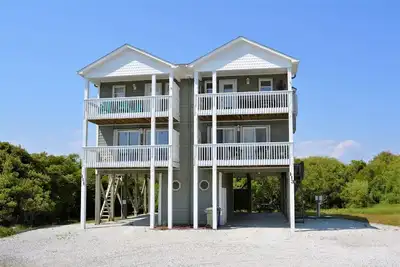 Image de Ohana 4/3 Walk to beach, sea & sound views from every room.