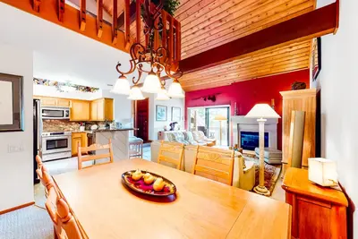 Image de 2nd-Floor Condo + Loft w/Balcony, Mtn Views, Fireplace, Free WiFi