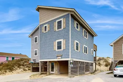 Image de Beachfront Beauty W/ Large Deck, Beach Access, Fast WiFi & Lofted Room