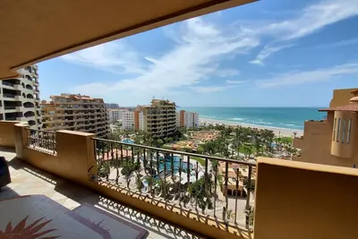 Image de 2-Story Premium Penthouse Sandy Beach-Front Condo