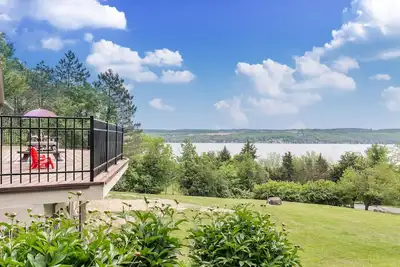 Image de Beautifully Renovated Lodge with Lakeview