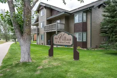 Image de Great Location! Walk to Mtn & Eat-Steps to Hot Tub, Free Bus Stop-Garage-W/D in Unit-Fireplace