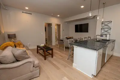 Image de MySouthernComfort/ \"The Barlow\" Large 1 bedroom Fq