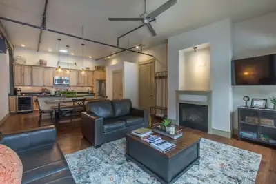 Image de Contemporary Cozy Loft - Heart of Downtown - Air Conditioning