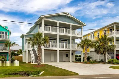 Image de ☀️Popeye's: Beautiful Home with Private Pool, Large Decks, and Elevator☀️