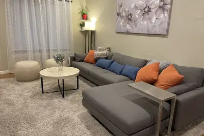Image de 3 bdrm, Sunroom & Patio; Near shops\/Light Rail and easy access to downtown