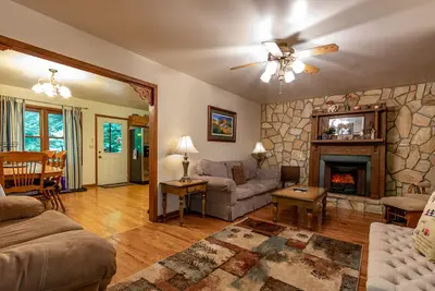 Image de Cozy Home Away from Home. Sleeps 12!