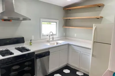 Image de Crescent Beach Cottage - Vacation or Academic Rental