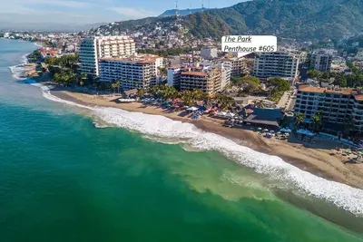 Image de The Park Penthouse w/ Ocean view 1 block to Malecon