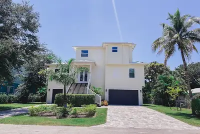 Image de Great reviews, Brand new, waterfront, heated pool, hot tub & beach access -14 pple
