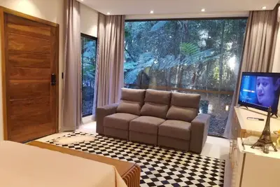 Image de BangalĂ´s em meio Ă floresta