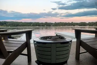Image de Lake front retreat-Fire-Pit, Private Dock, Water toys provided, Fish off dock!