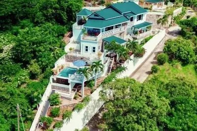 Image de Three Apartment Beachview Home w\/Pool