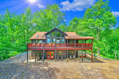 Image de Spacious 4 Br Cabin w/ Stunning Mountain Views! Pet Friendly! Hot Tub!