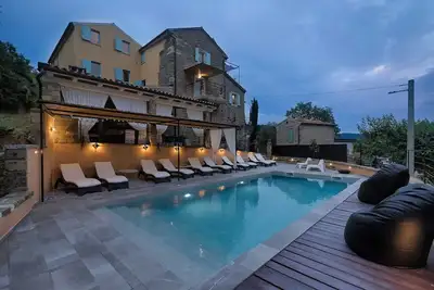 Image de Belle villa istirane pouvant accueillir jusqu'à 12 personnes avec piscine privée