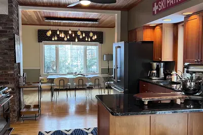 Image de Modern Family Retreat, Steps to Mirror Lake/Main St, Hot Tub, Game Room, Deck