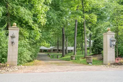 Image de This Cobbleston Mid-Century Home Offers 4 Bedrooms on One Level