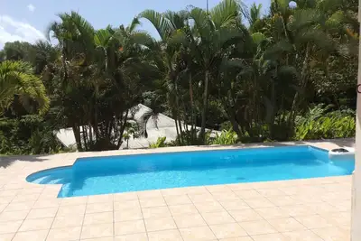 Image de Jolie villa meublée avec piscine et la fibre, tout confort idéalement située.