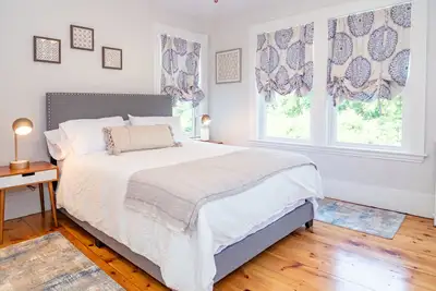 Beautiful Victorian with Modern Flare close to Town, Train & Beach