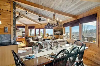 Image de Four ensuites, Views, Mountainside cabin, convenient location, Summer comm pools
