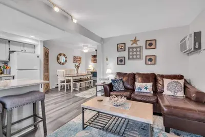 Image de Fantastic 2 Br 2 Blocks to beach pool balcony