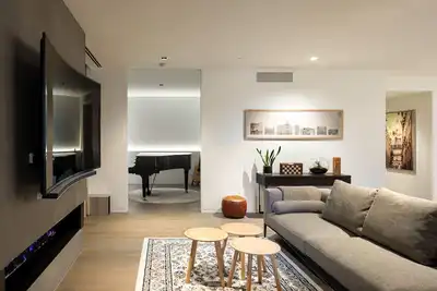 Image de A 3 bedroom, 3. 5 bathroom entire apartment perched on the city's doorstep