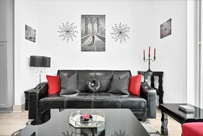 Image de Brand New \"Paris\" Themed Luxury apt in River Oaks