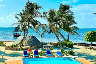Image de 4 Br\/4 Ba-Beachfront Ocean View, 2-Story Villa Gold Standard Certified